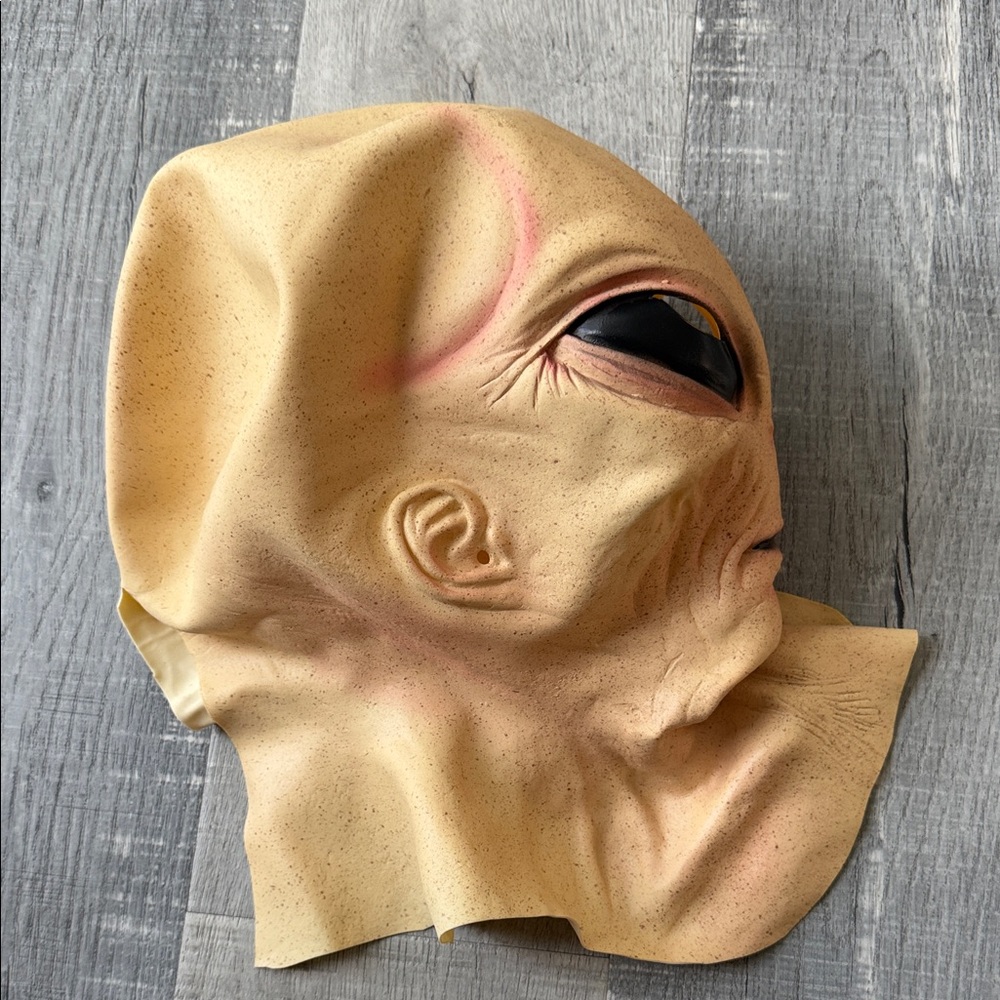 Men's Alien Mask with Black and Yellow Accents - Picture 5 of 5